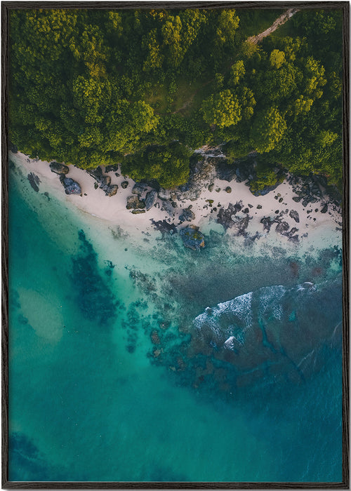 Landschaftsfotografie aus der Luft an felsiger Küste