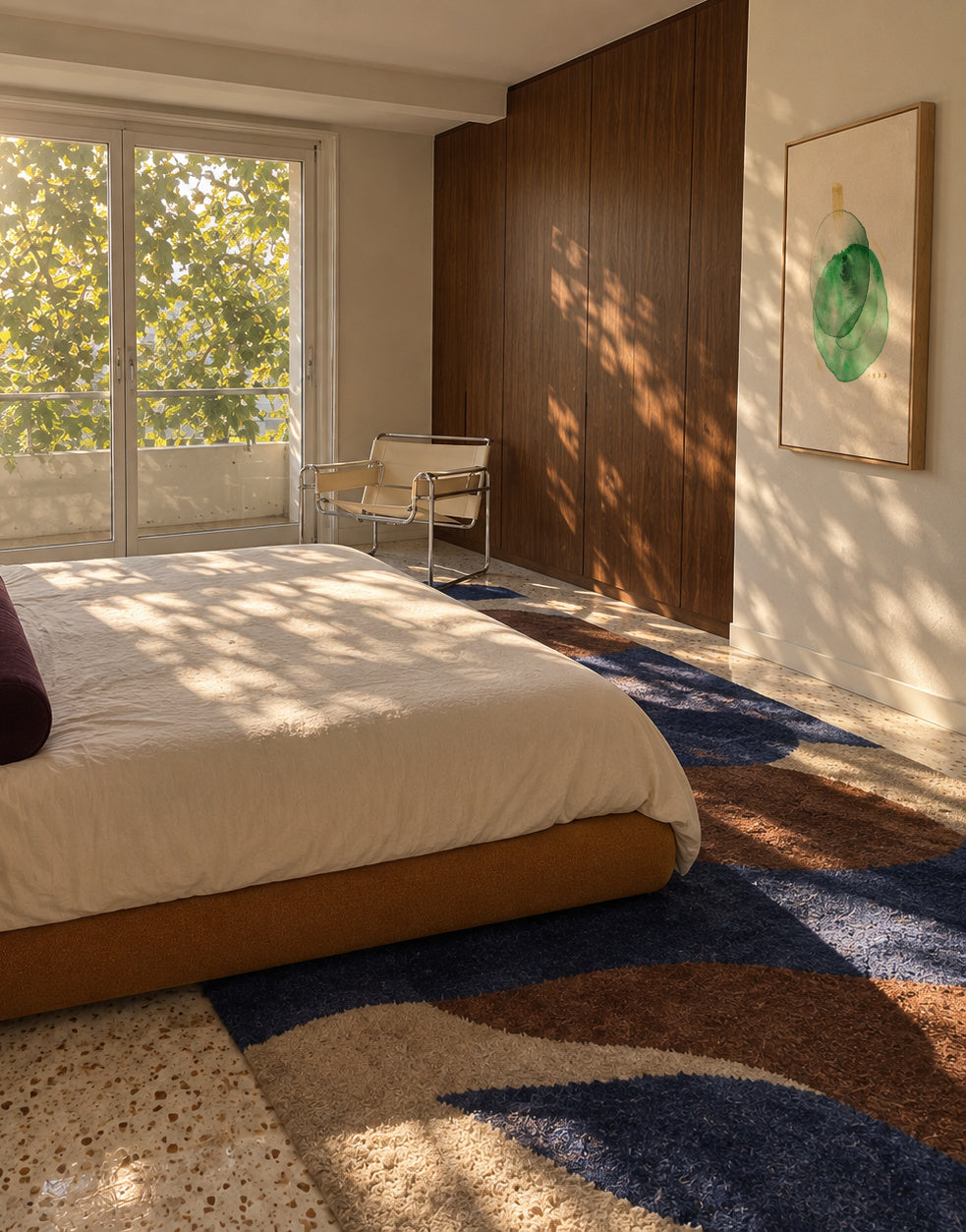 GIROS EN VERDE Y ORO - Framed canvas in an interior