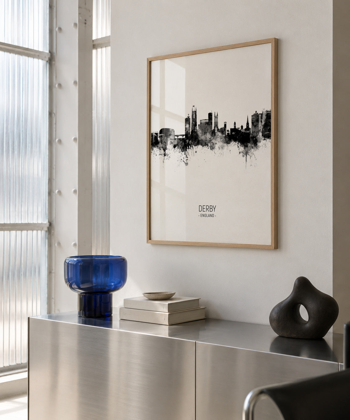 Derby Skyline blanco y negro - Framed poster in an interior