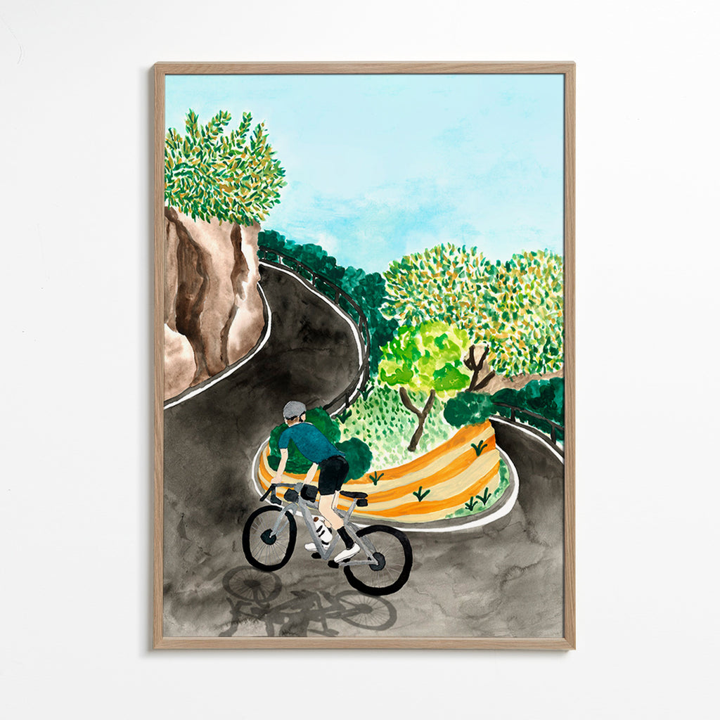 Landschaftsbild mit Radfahrer in Bergkurve
