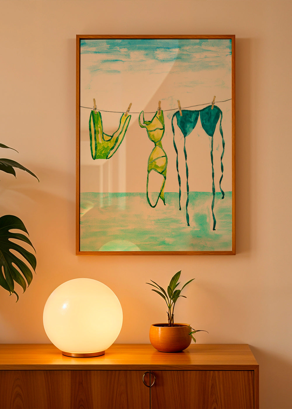 Illustration: Bikinis am Strand aufgehängt