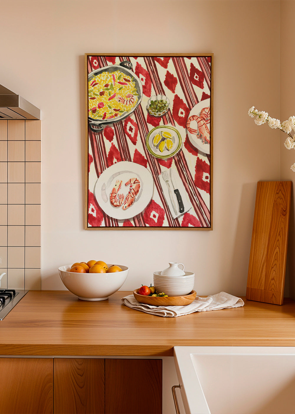Küchenkunst: Paella und Garnelen auf gemustertem Tuch