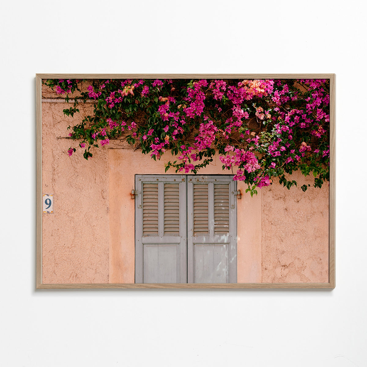 Botanischer Druck: Bougainvillea an alter Tür – Oak Frame
