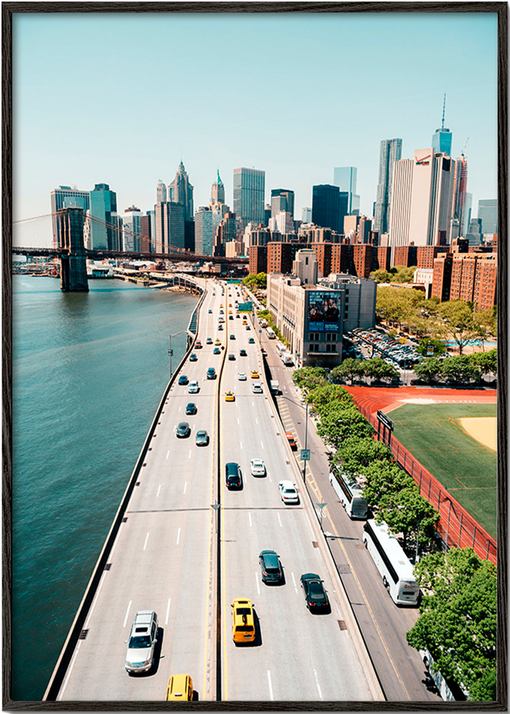Küchenkunst: Skyline und Brücke aus der Höhe – Black Frame