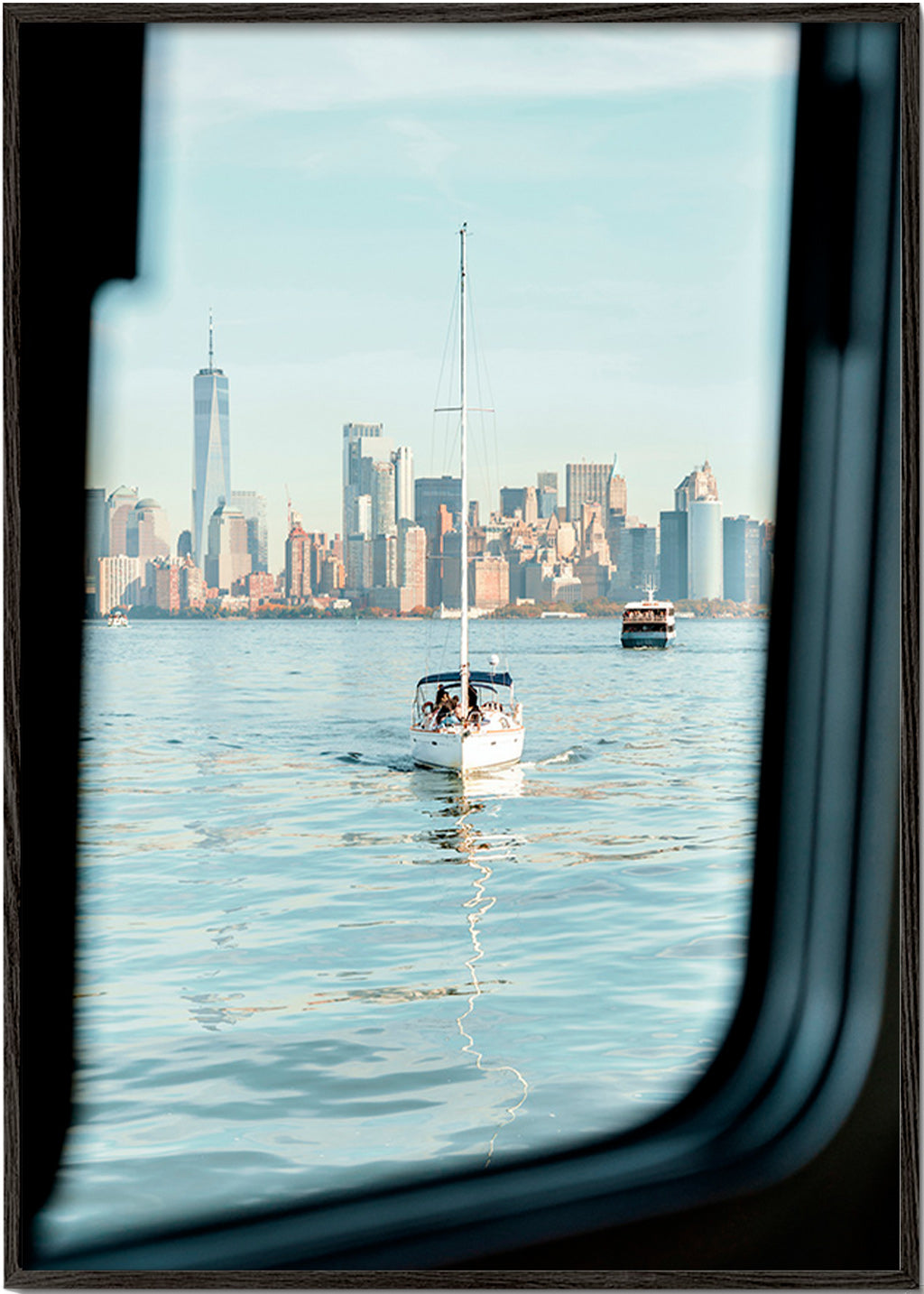 Reisebild mit Segelboot vor Skyline – Black Frame