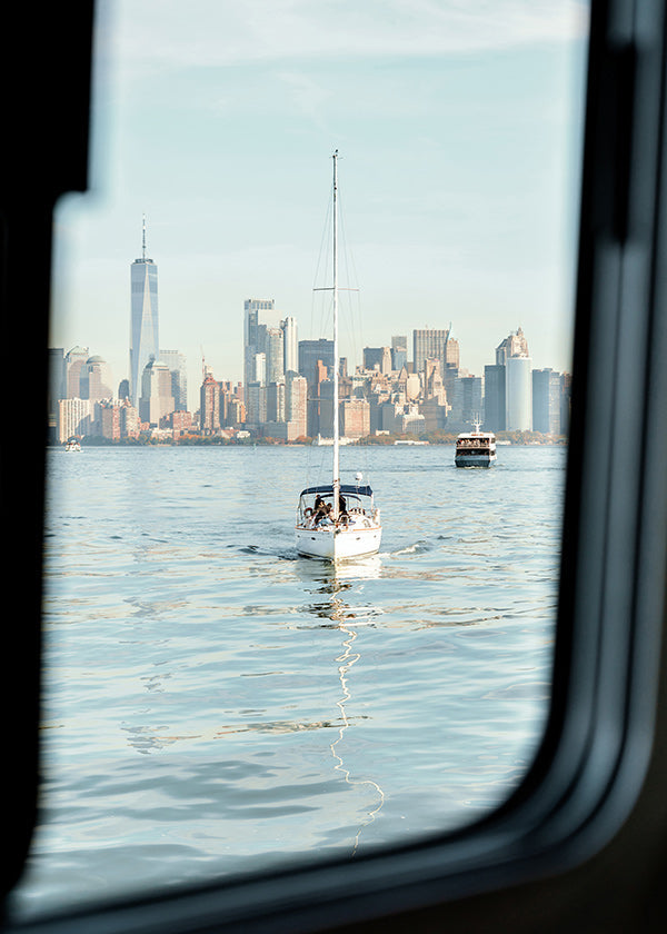 Reisebild mit Segelboot vor Skyline