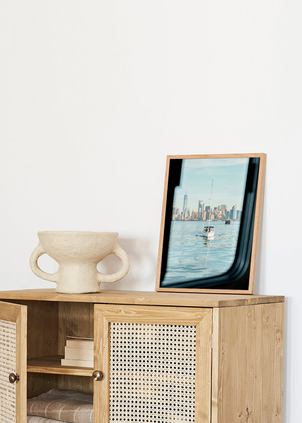 Reisebild mit Segelboot vor Skyline – Product1