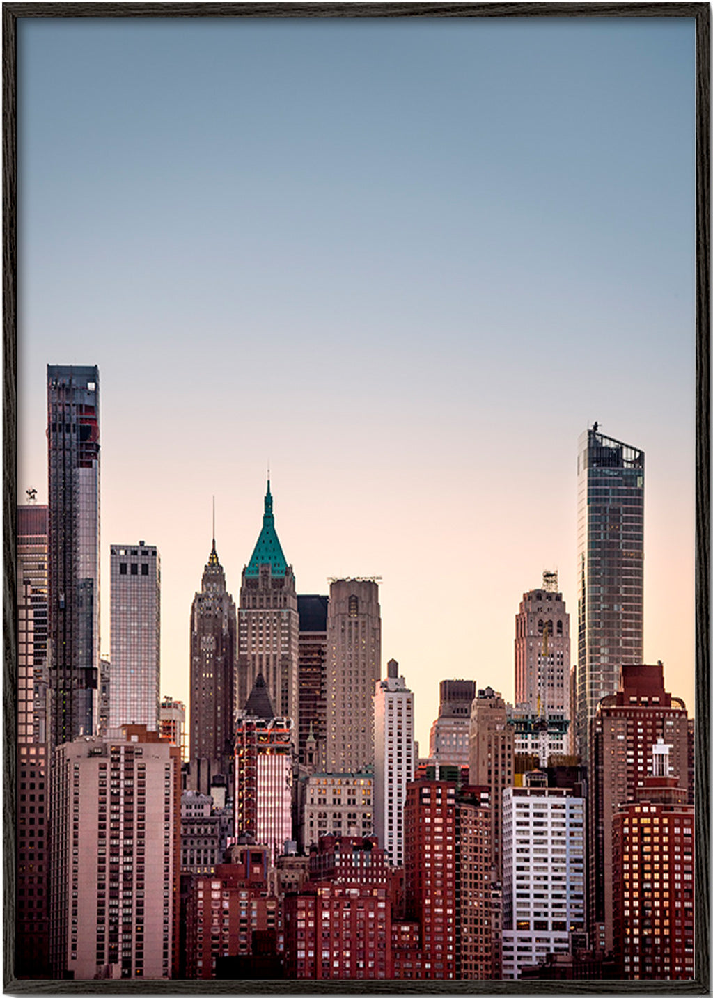 Stadtbild mit Skyline zur Dämmerung – Black Frame