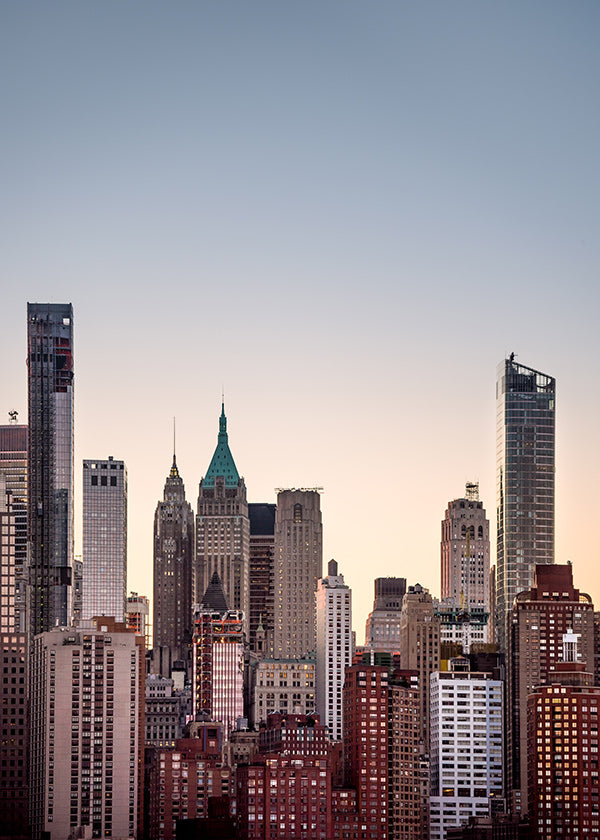 Stadtbild mit Skyline zur Dämmerung