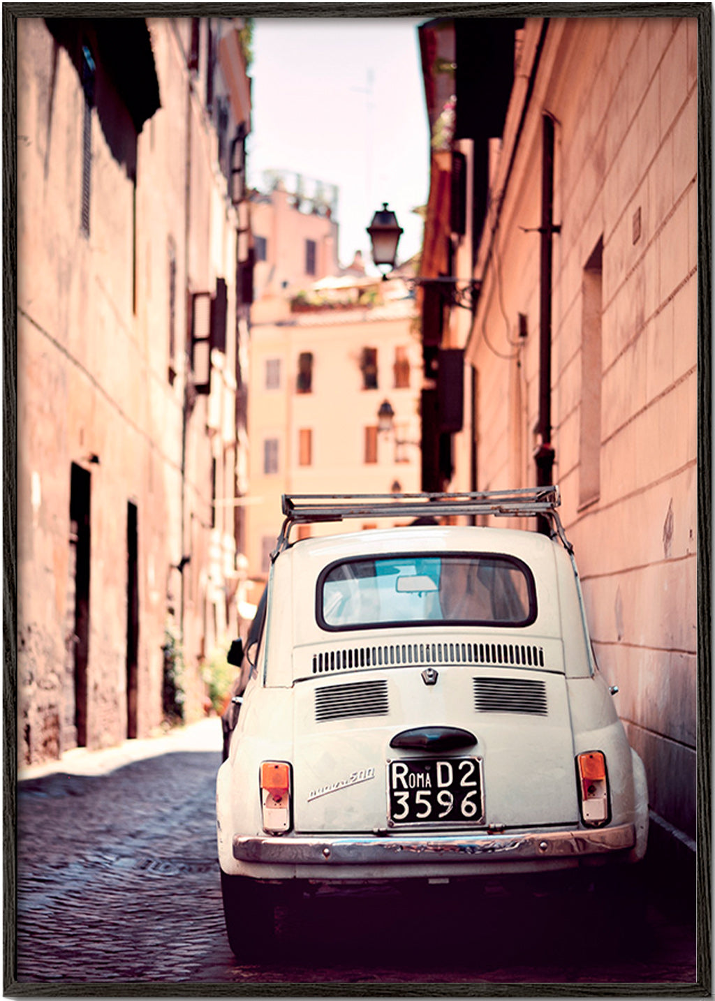 Küchenkunst auf Reisen: Oldtimer in einer römischen Gasse – Black Frame