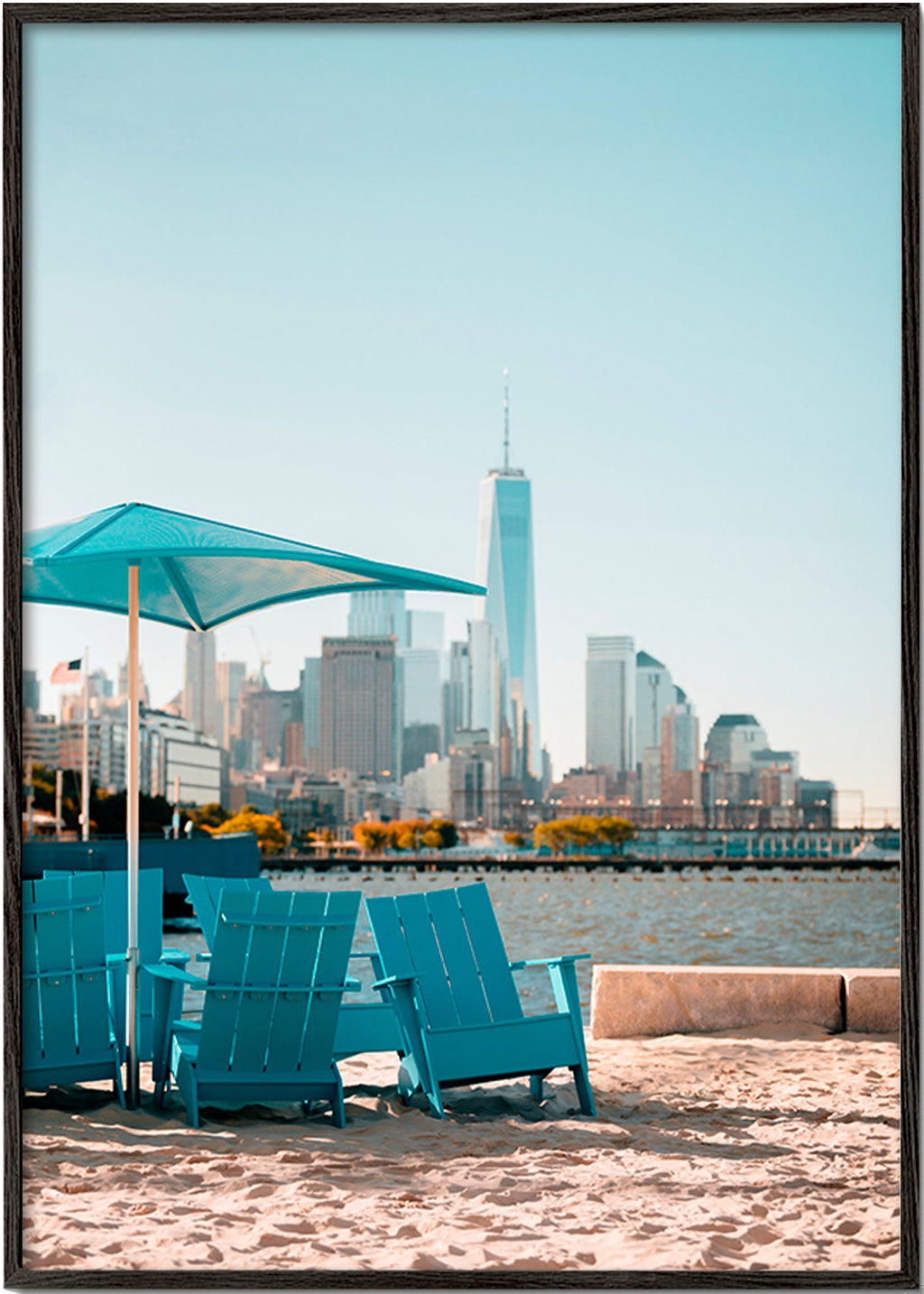 Reiseposter mit türkisfarbenen Strandstühlen und Stadtskyline – Black Frame