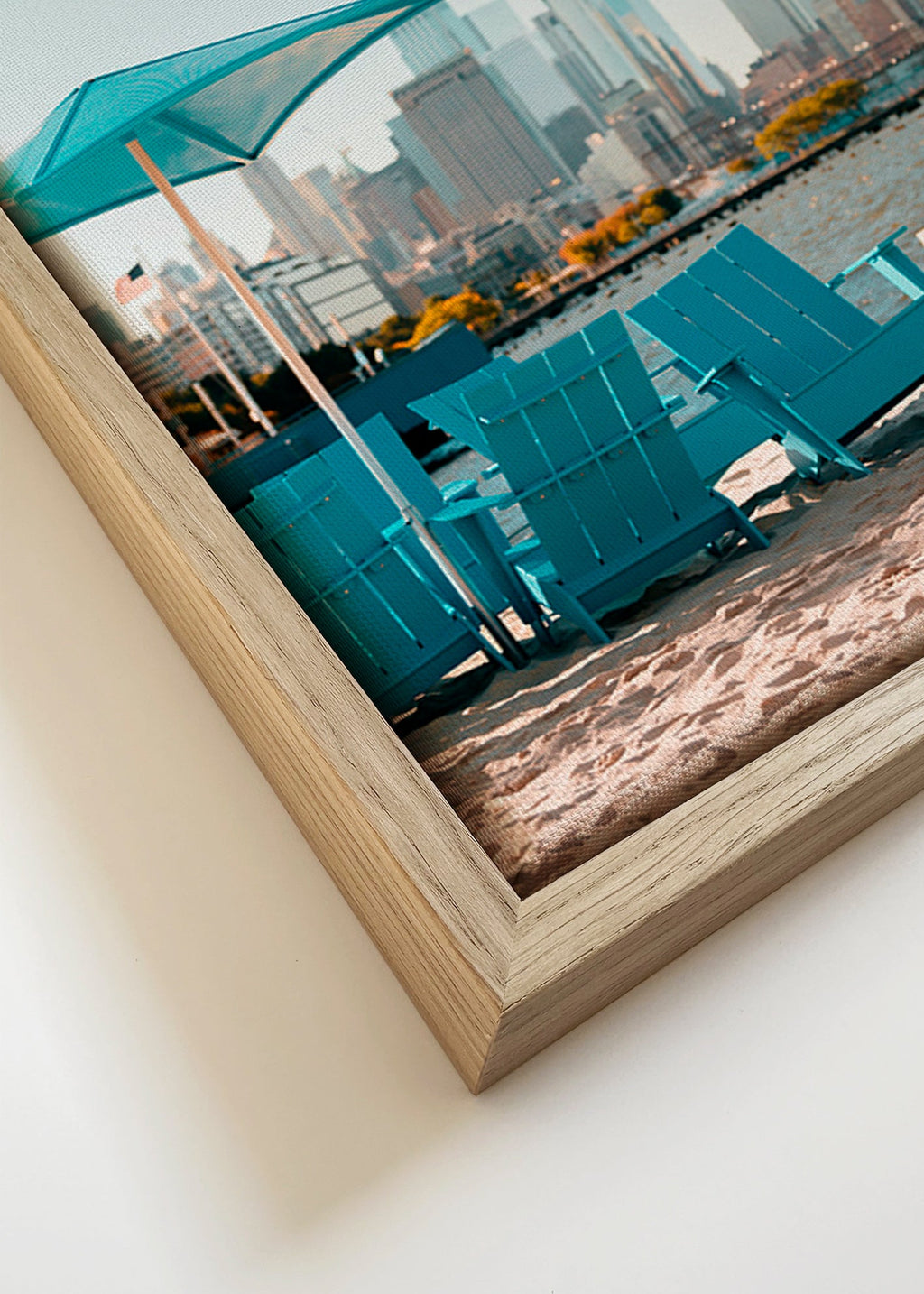 Reiseposter mit türkisfarbenen Strandstühlen und Stadtskyline – Canvas detail