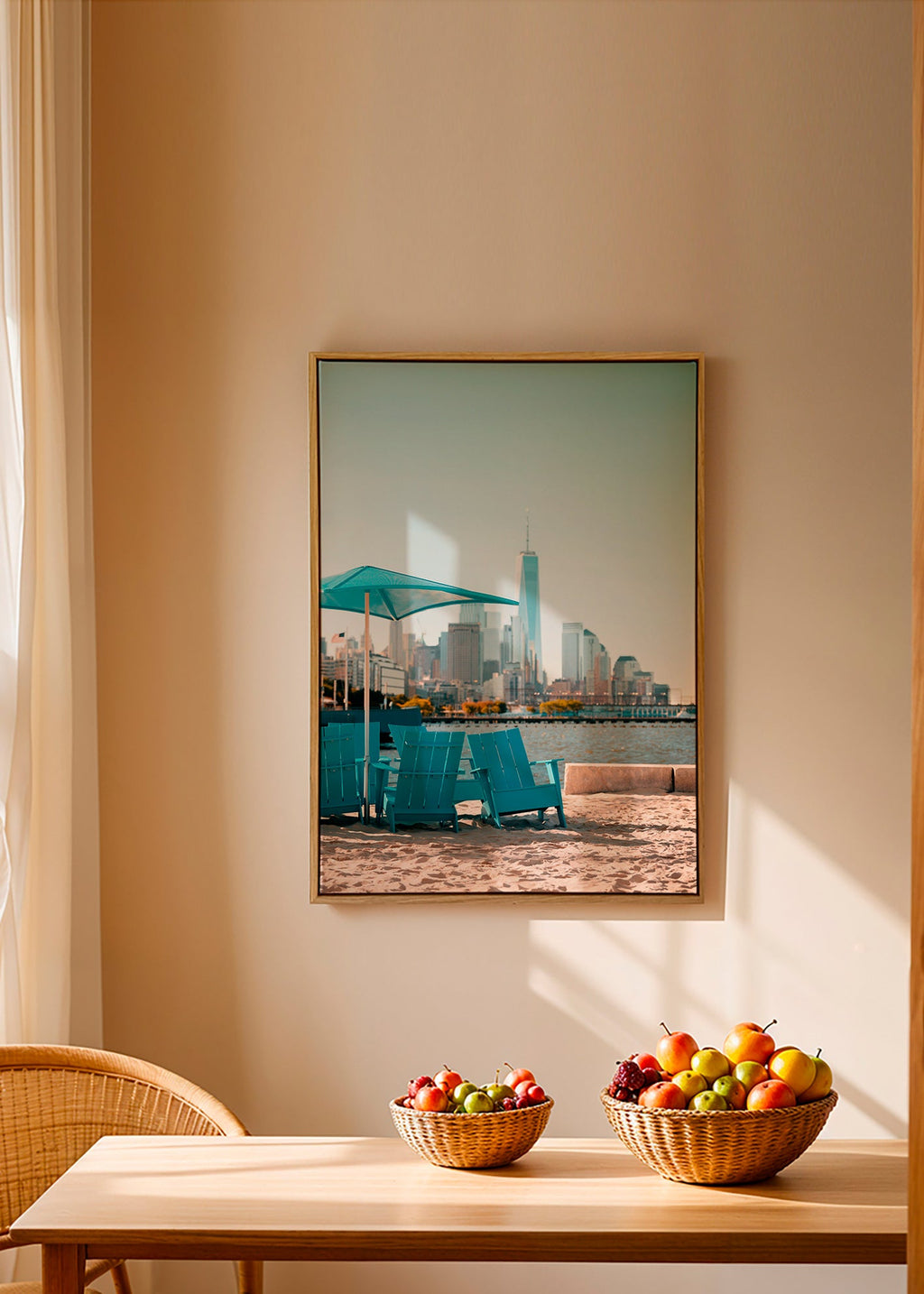 Reiseposter mit türkisfarbenen Strandstühlen und Stadtskyline – Canvas1