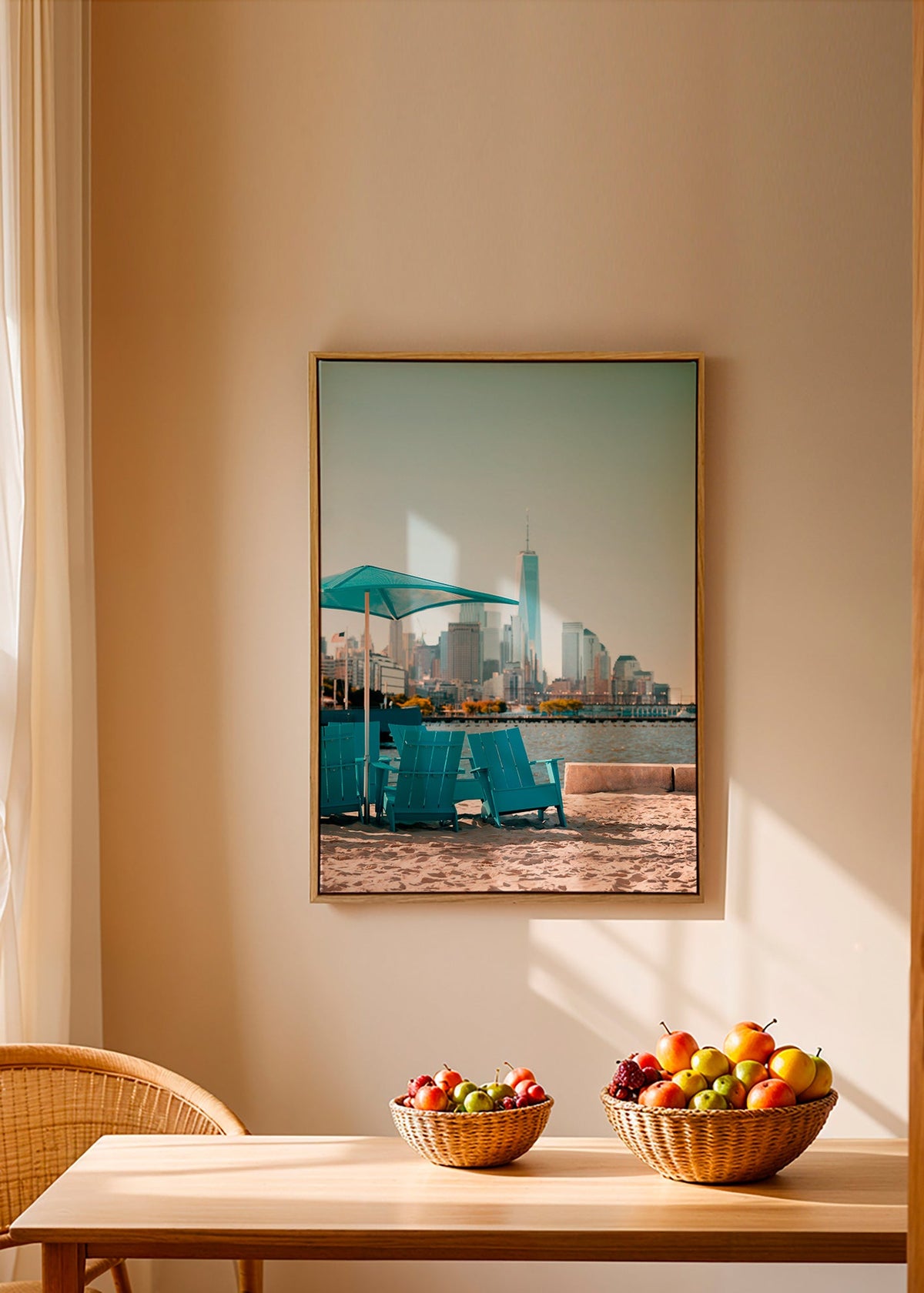 Reiseposter mit türkisfarbenen Strandstühlen und Stadtskyline – Canvas1