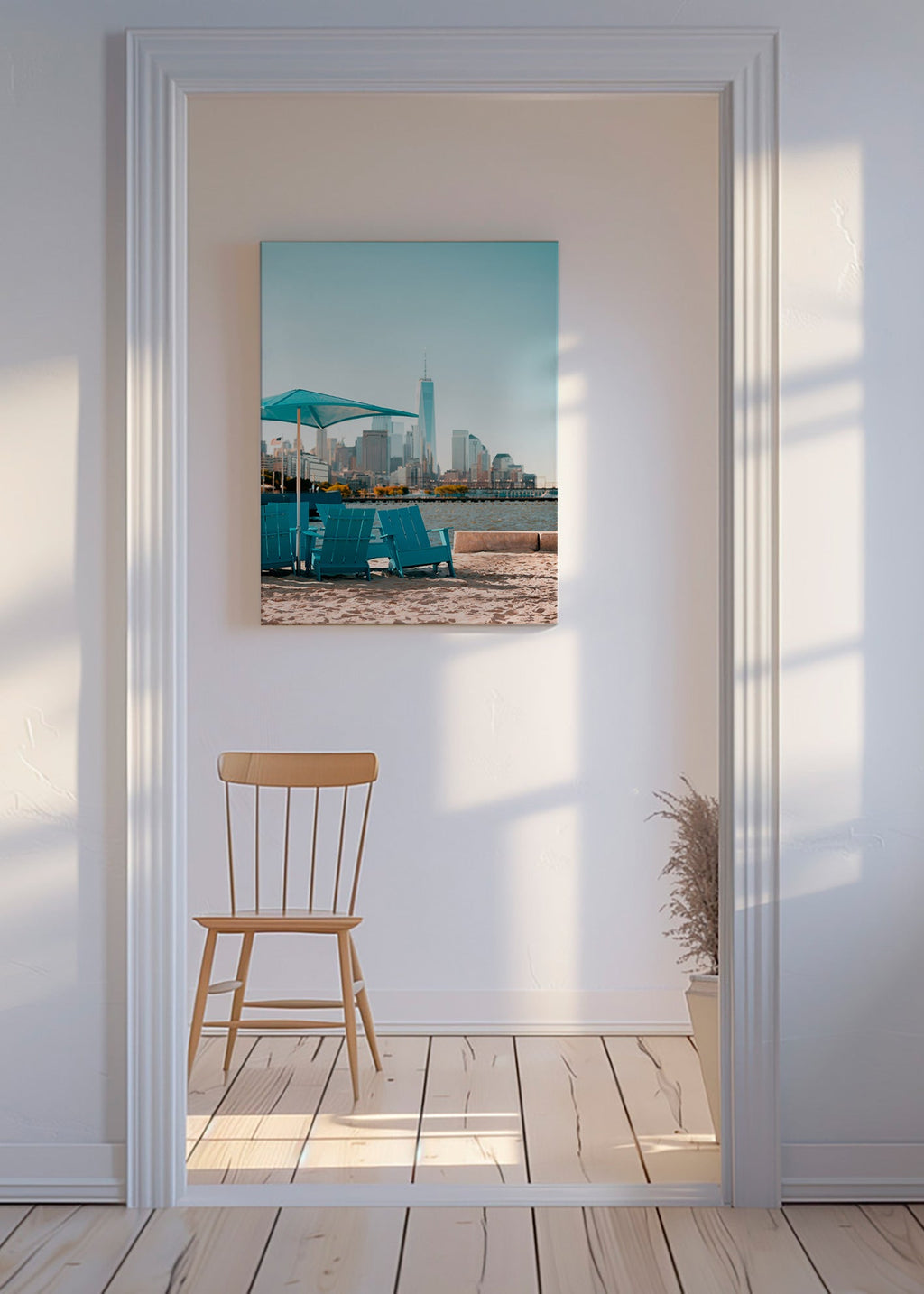 Reiseposter mit türkisfarbenen Strandstühlen und Stadtskyline – Canvas
