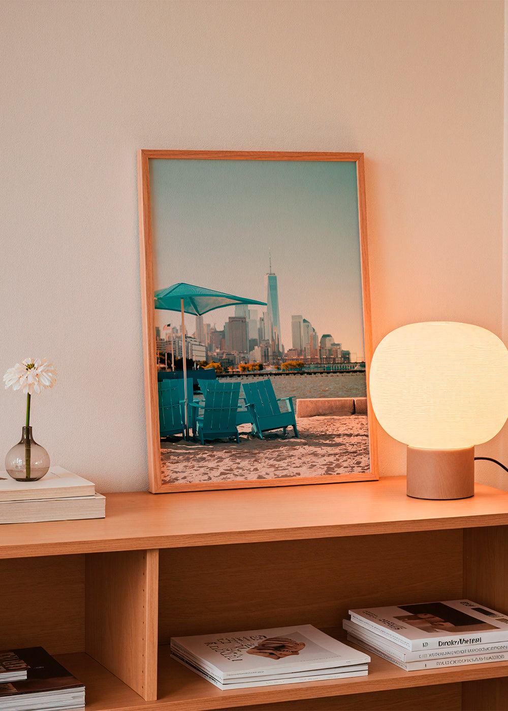 Reiseposter mit türkisfarbenen Strandstühlen und Stadtskyline – Product2