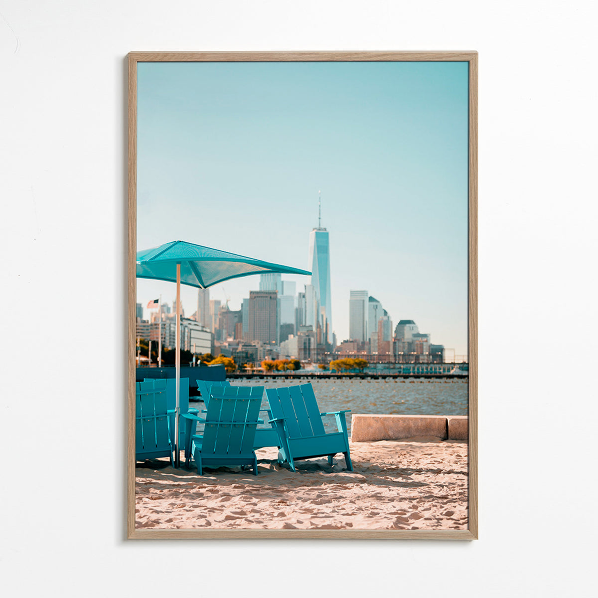 Reiseposter mit türkisfarbenen Strandstühlen und Stadtskyline – Oak Frame