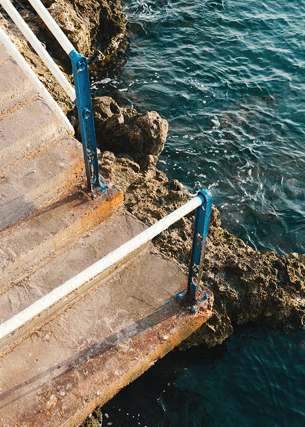 Landschaftskunst mit Treppe zum Meer