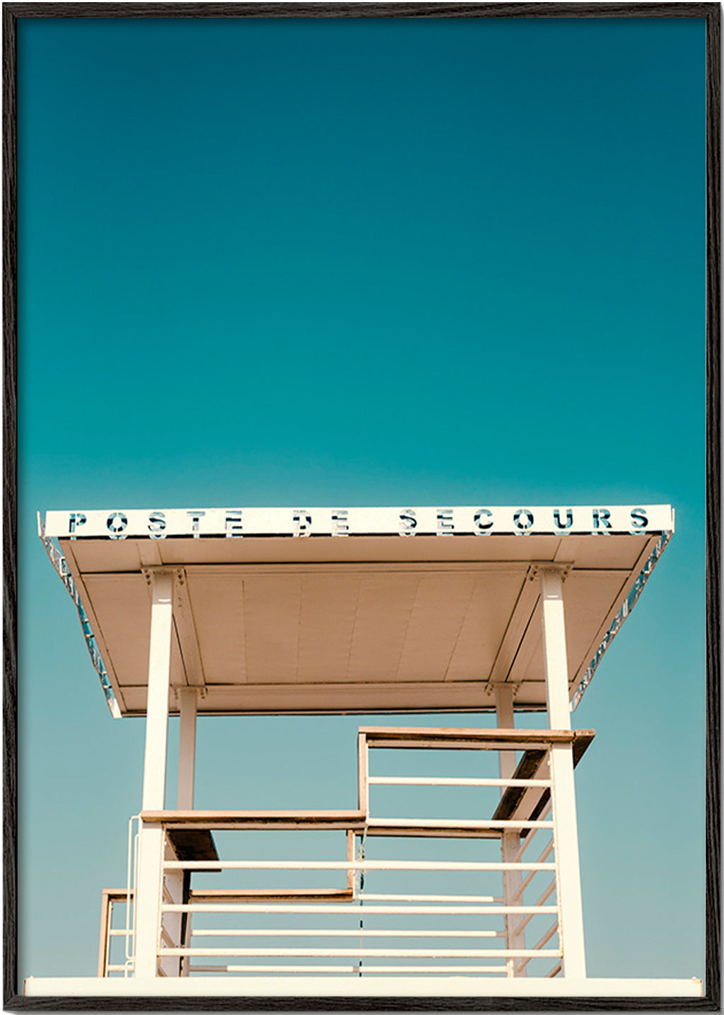 Fotografie: Rettungsturm vor blauem Himmel – Black Frame