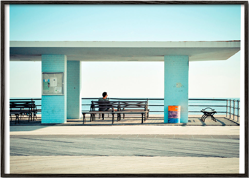Molo-Fotografie mit einsamer Bank – Black Frame
