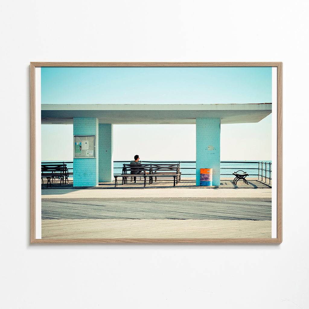 Molo-Fotografie mit einsamer Bank – Oak Frame