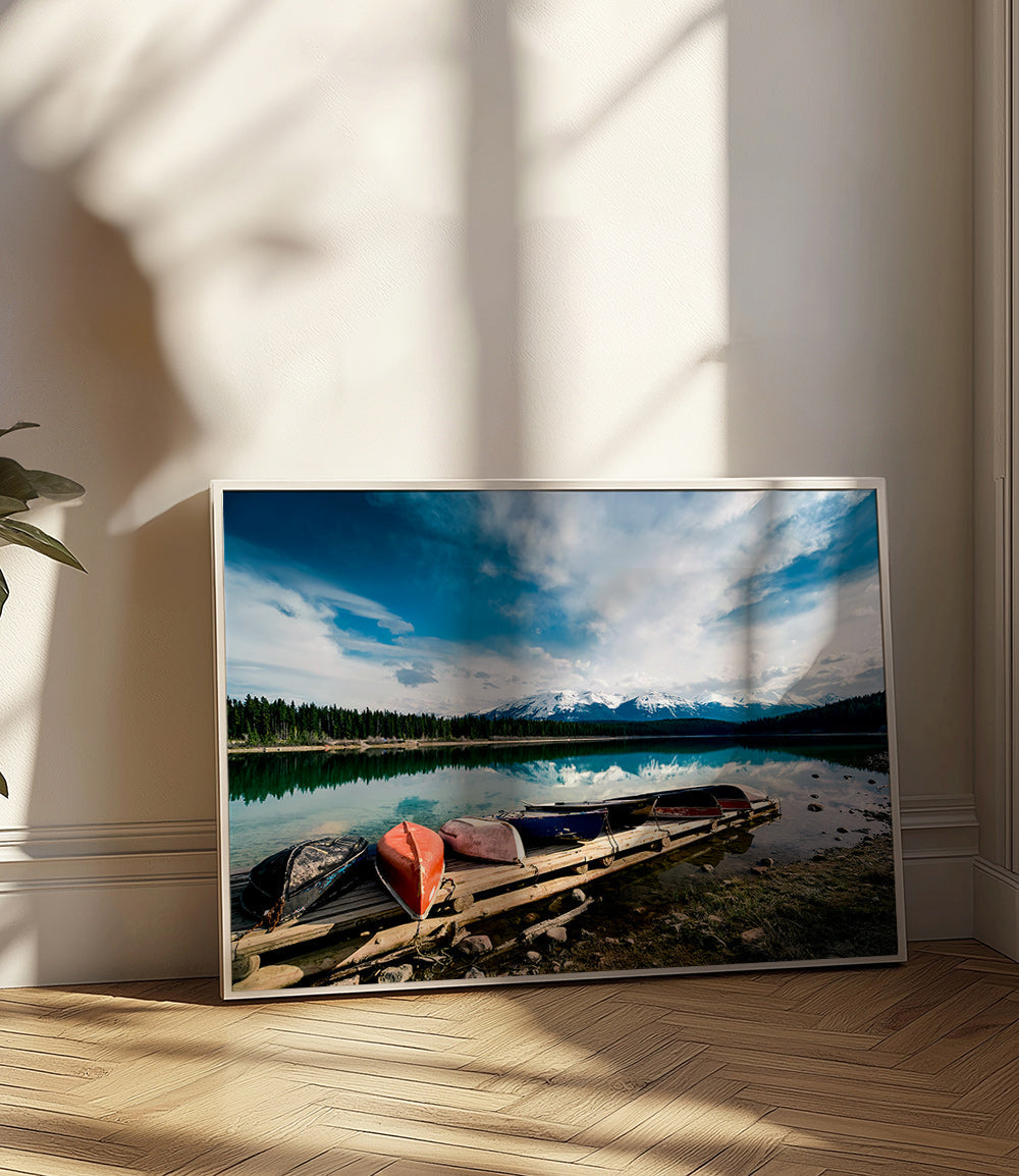 Landschaftsbild mit Kanus am Steg – Product1