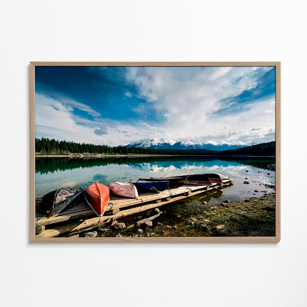 Landschaftsbild mit Kanus am Steg – Oak Frame
