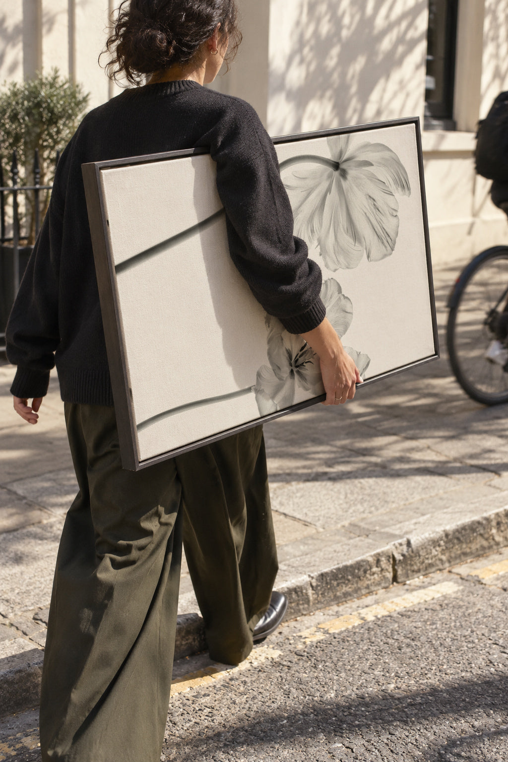 Same tulip front and backview - Framed canvas in an interior