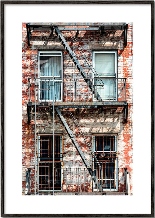 Fassadenfotografie mit Feuertreppe – Black Frame