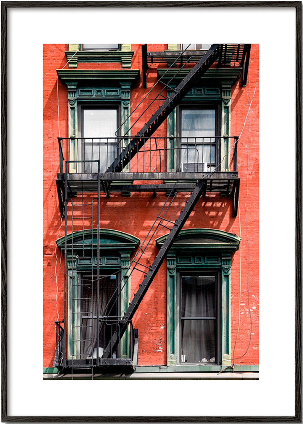 Stadtbild: NY-Fassade mit Feuertreppe – Black Frame