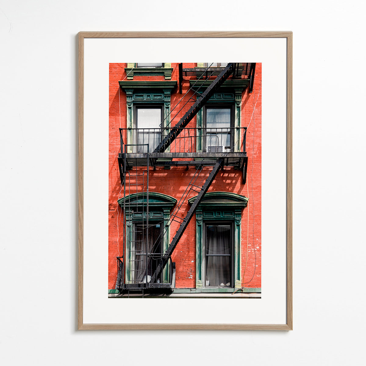 Stadtbild: NY-Fassade mit Feuertreppe – Oak Frame