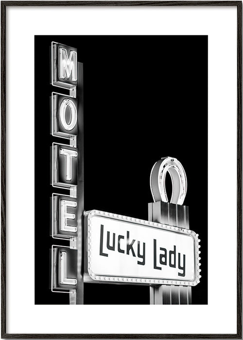 Fotografie Motel Lucky Lady in Schwarzweiß – Black Frame