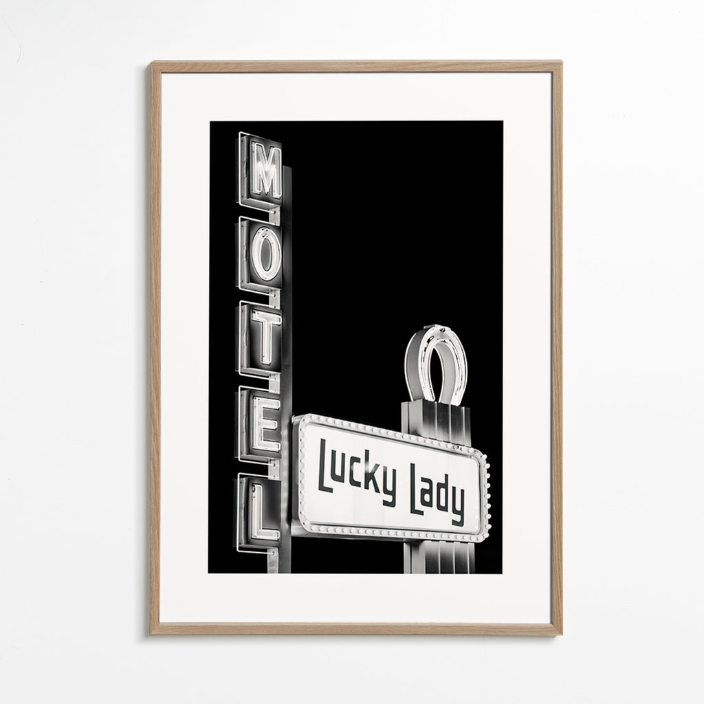 Fotografie Motel Lucky Lady in Schwarzweiß – Oak Frame