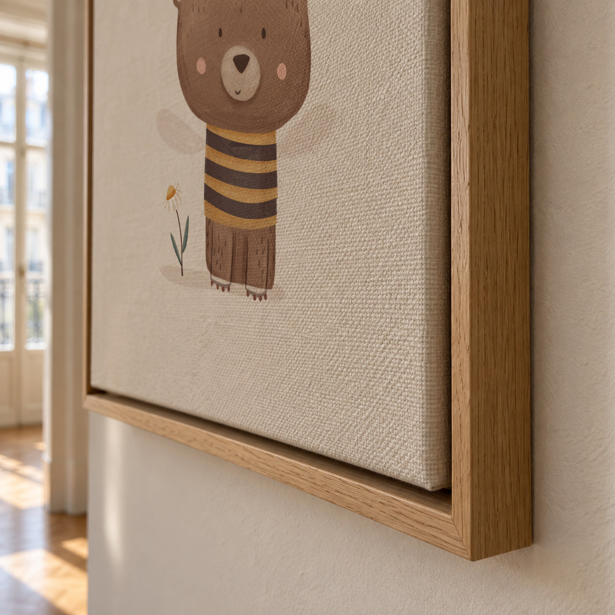 Queen bee - Framed canvas detail