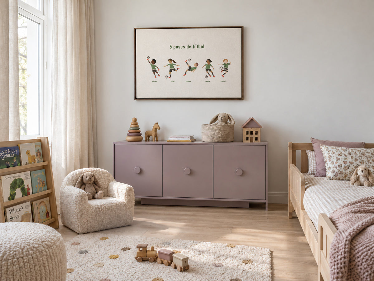 5 poses de fútbol - Framed canvas in an interior