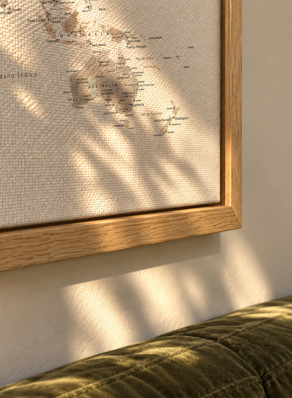 Detailed taupe watercolor world map with labels in Spanish, Abey - Framed canvas detail