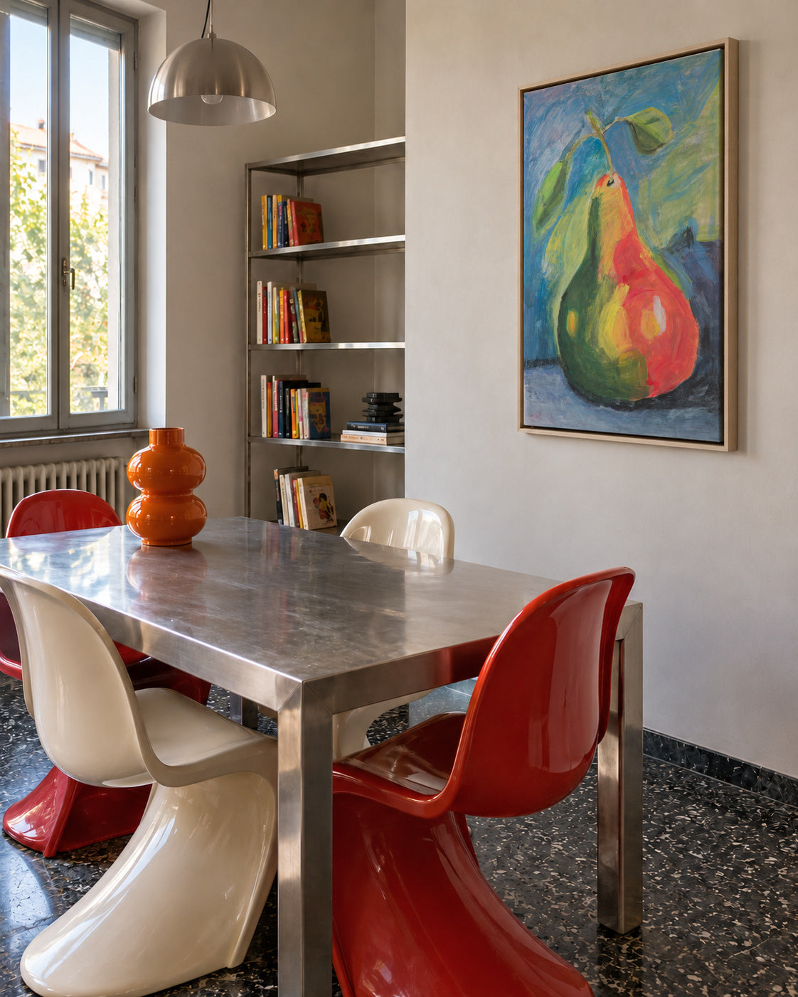 Som la pera - Marta Ventura Vilar - Framed canvas in an interior