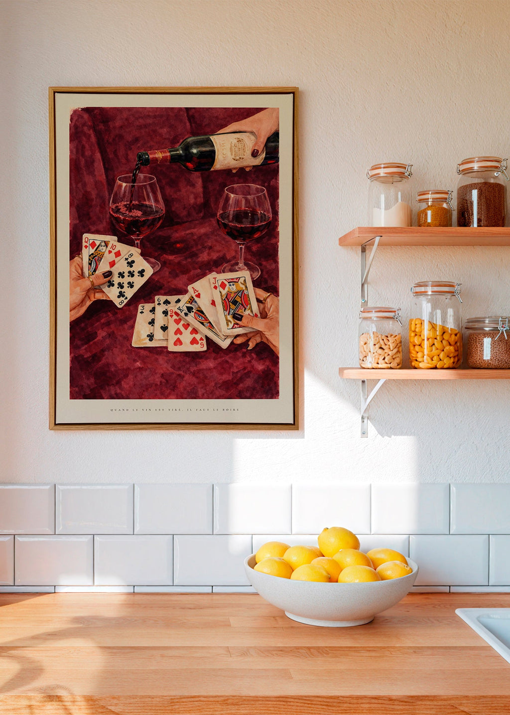 Küchenkunst mit Spielkarten und Rotwein