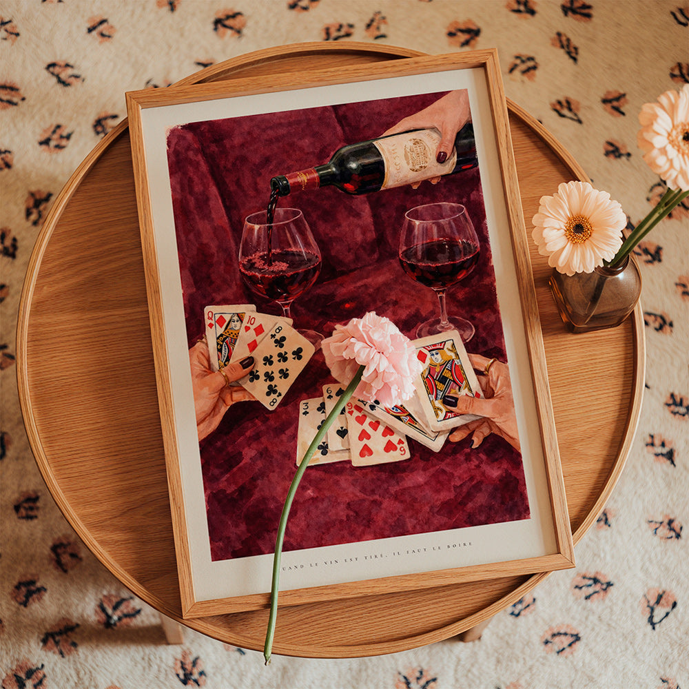 Küchenkunst mit Spielkarten und Rotwein