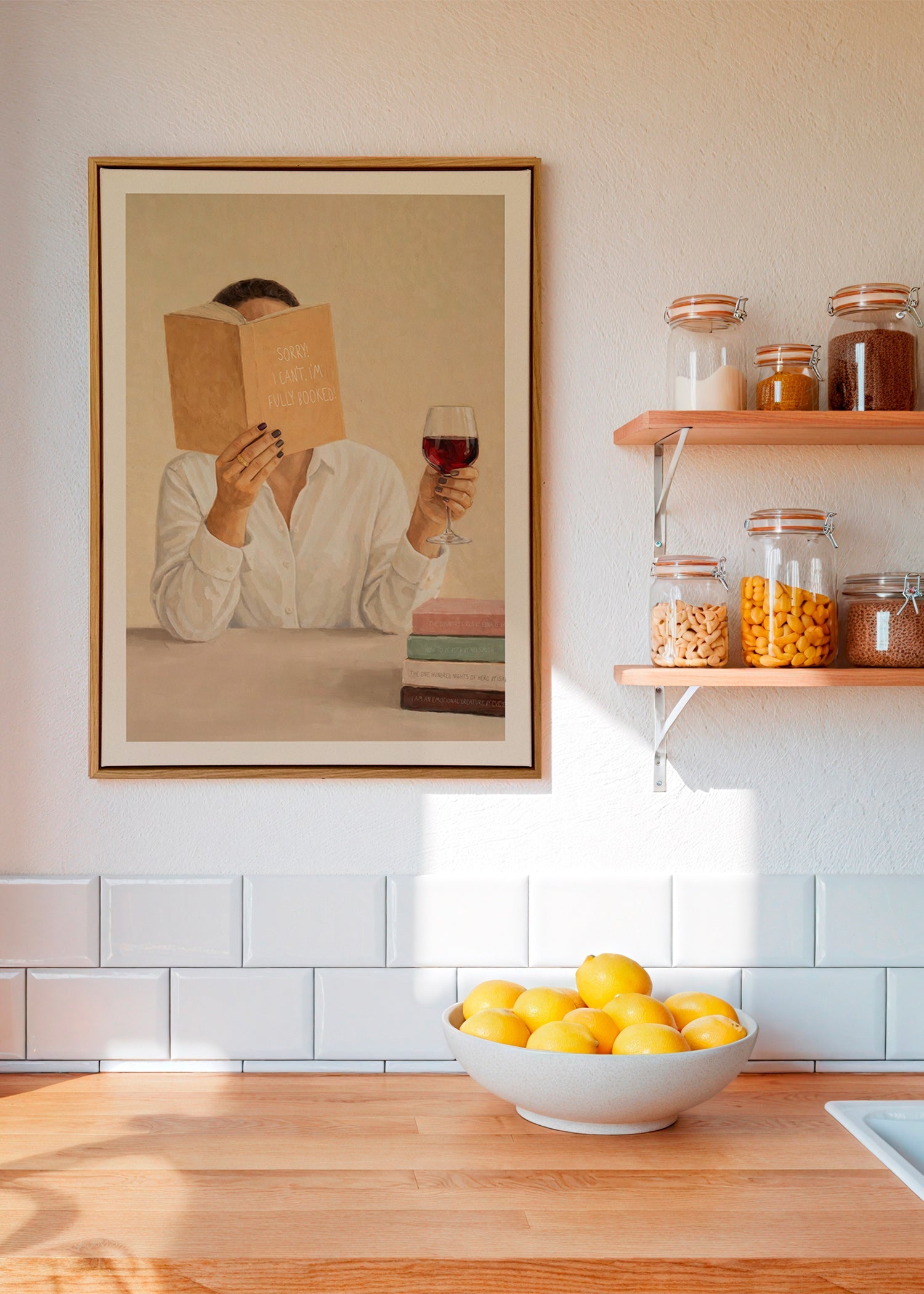 Küchenkunst: Frau liest mit einem Glas Wein