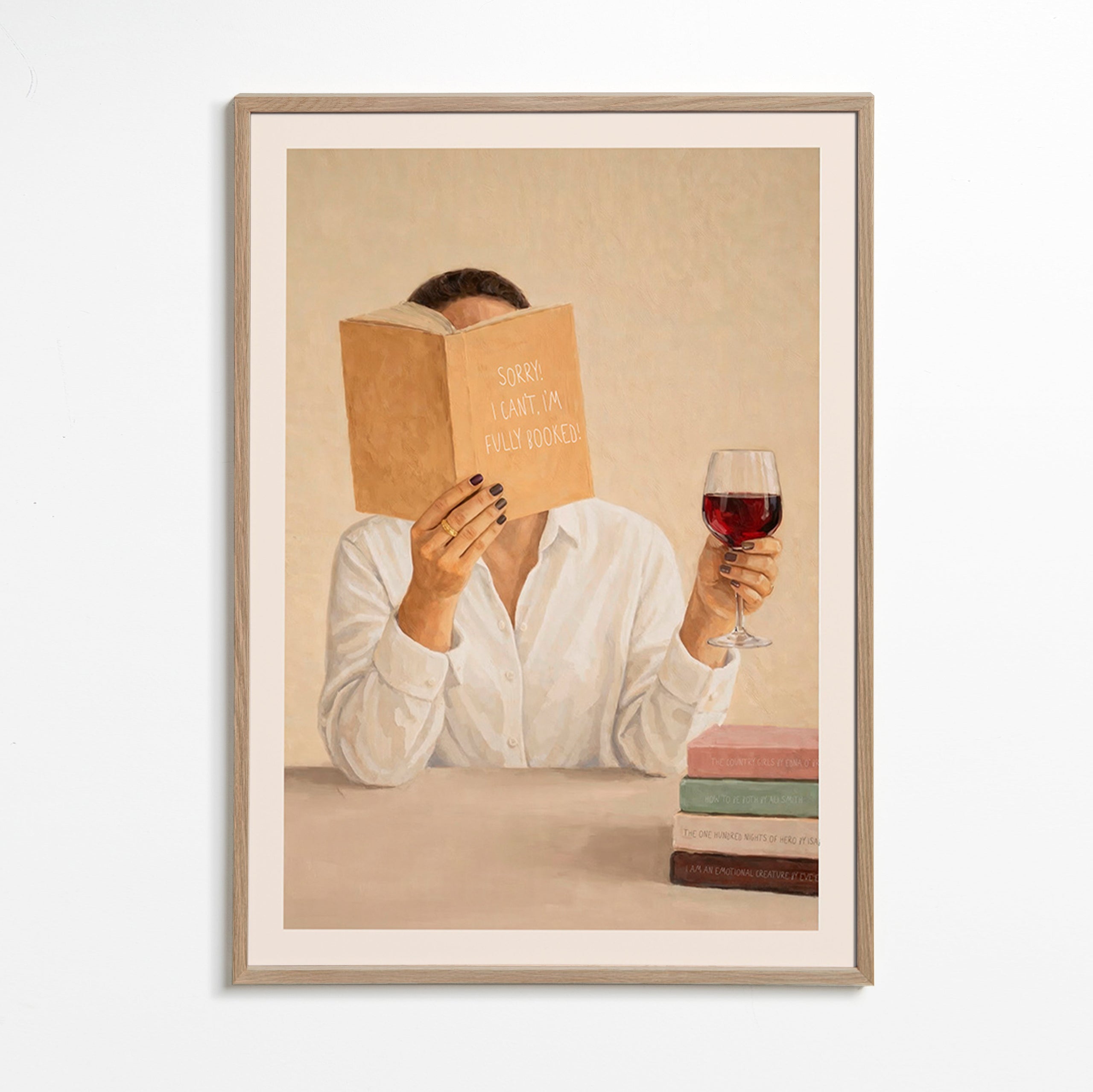 Küchenkunst: Frau liest mit einem Glas Wein