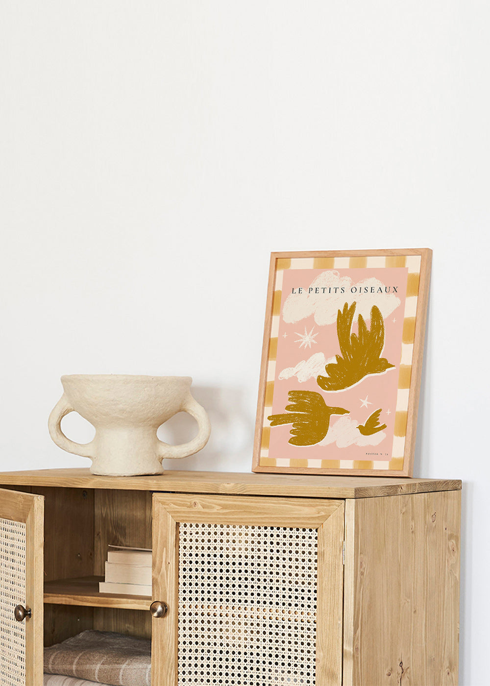 Goldene Vögel vor rosa Hintergrund