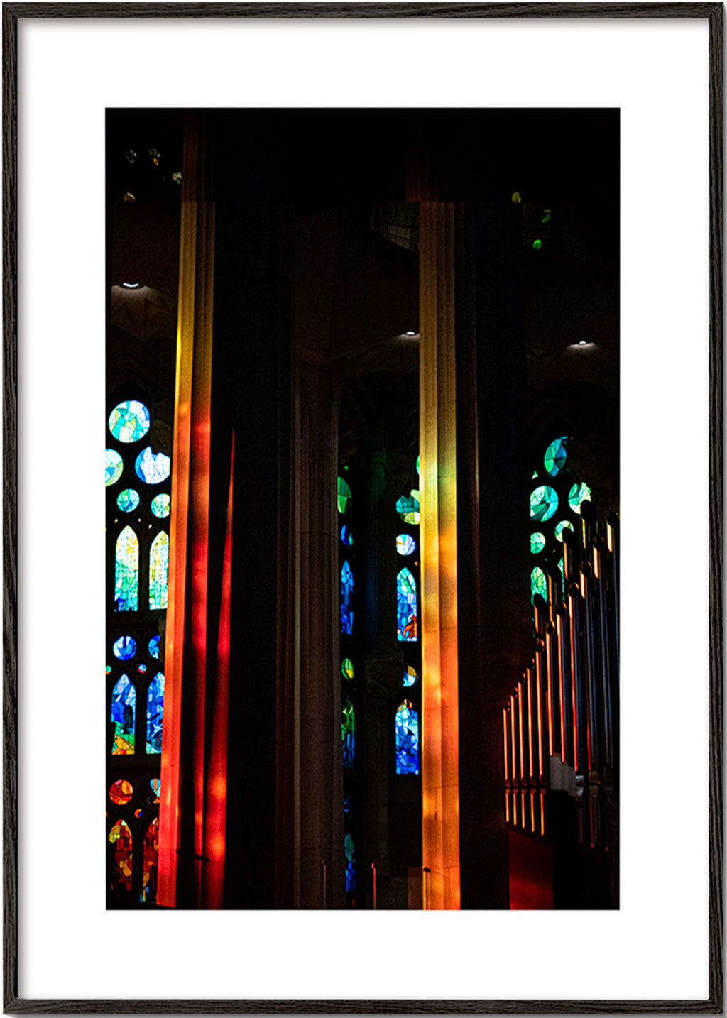 Fotografie der Kathedrale mit buntem Glaslicht