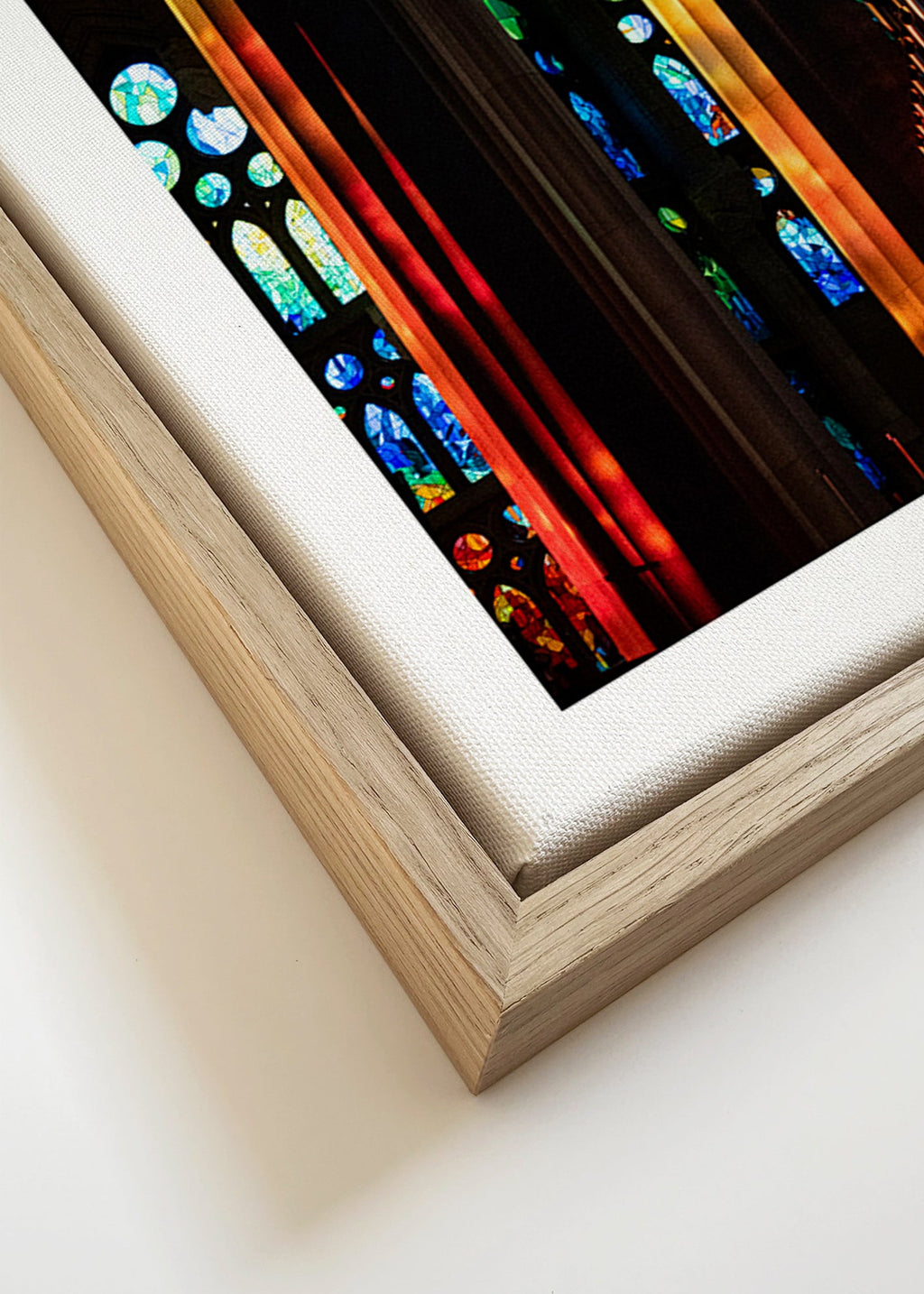 Fotografie der Kathedrale mit buntem Glaslicht