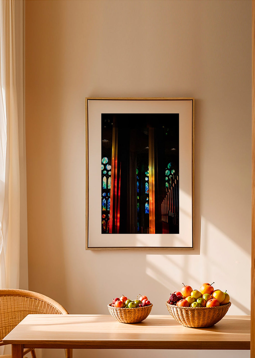 Fotografie der Kathedrale mit buntem Glaslicht