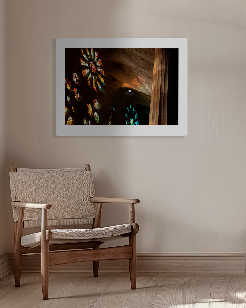 Architekturfotografie von Buntglas und warmem Licht
