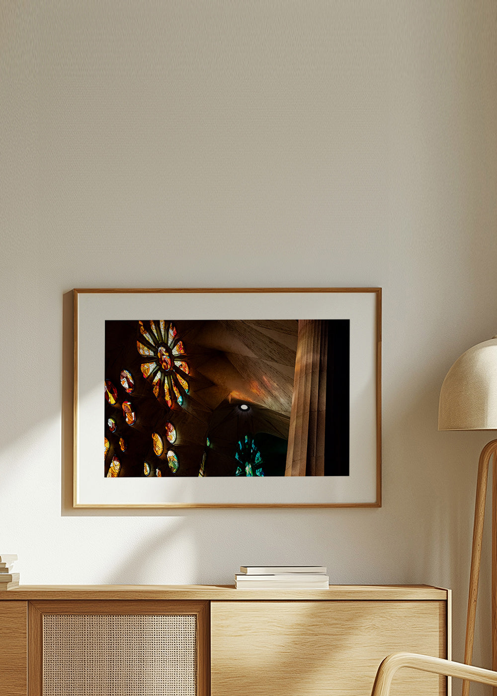 Architekturfotografie von Buntglas und warmem Licht