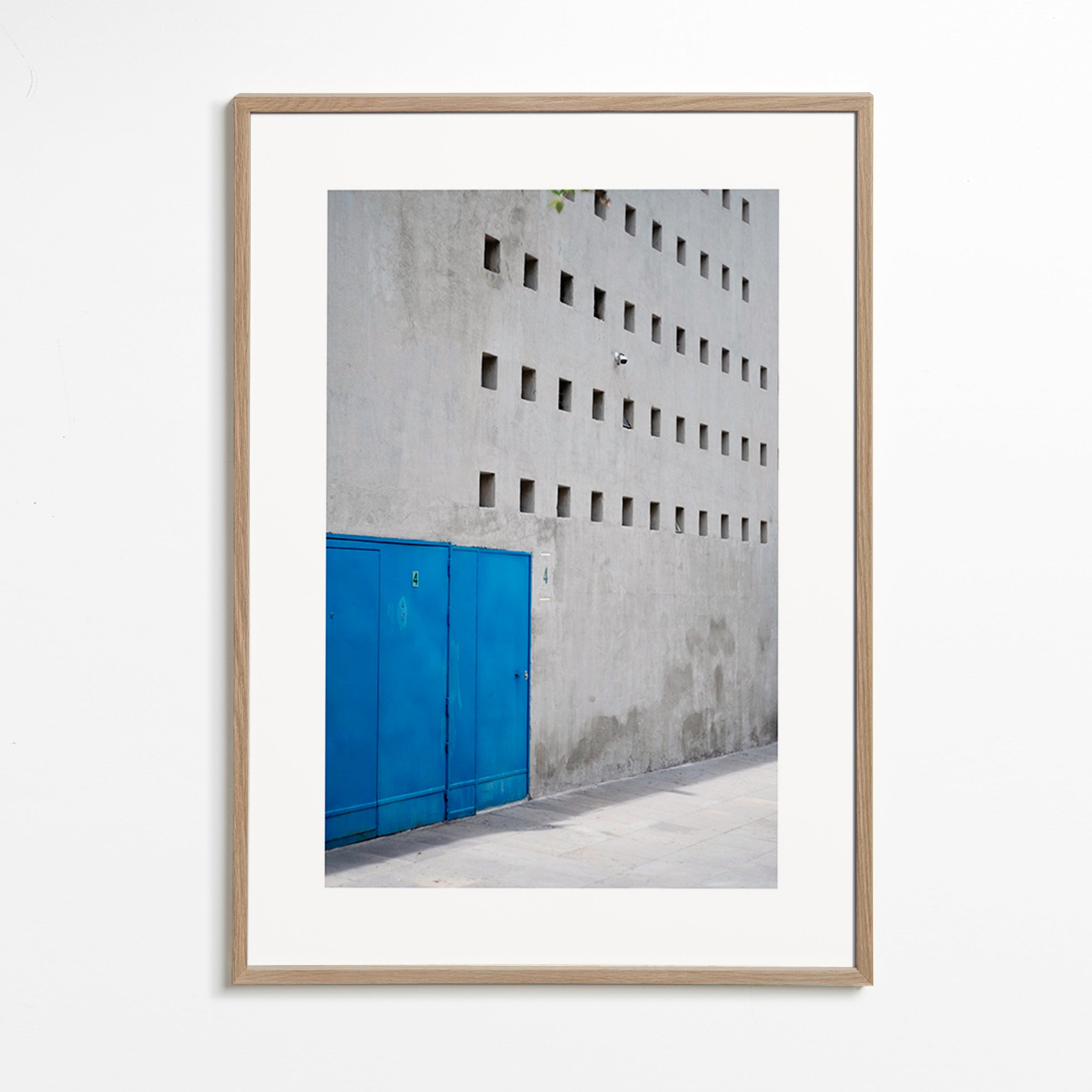 Blaue Tür an geometrischer Fassade