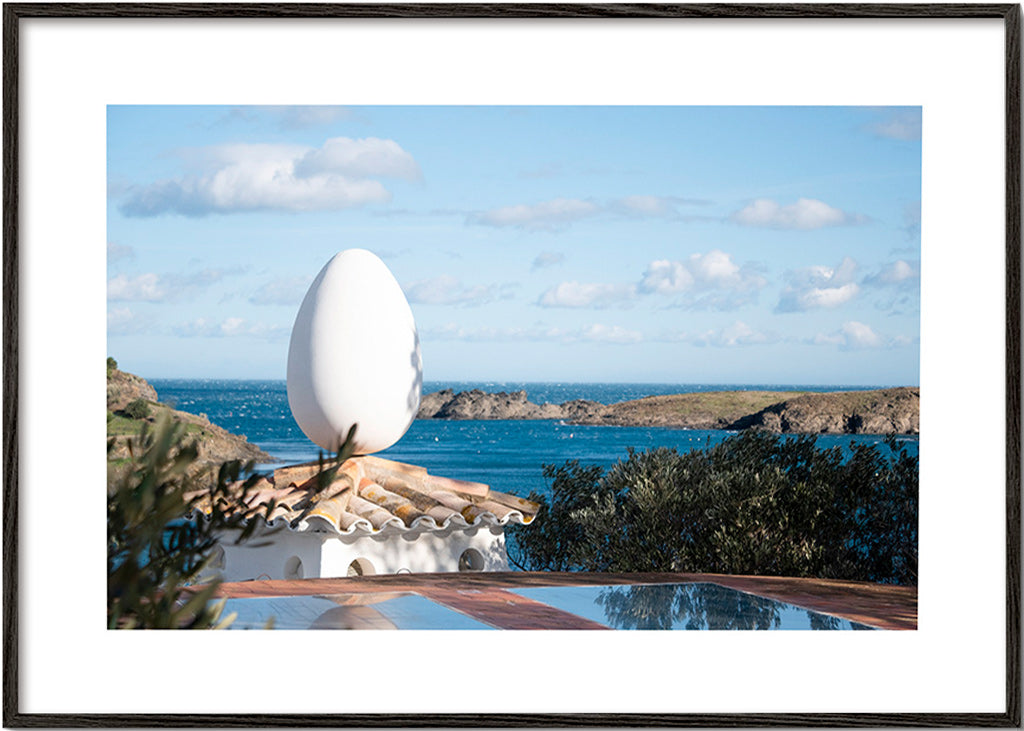 Landschaftskunst mit eiförmiger Skulptur am Meer