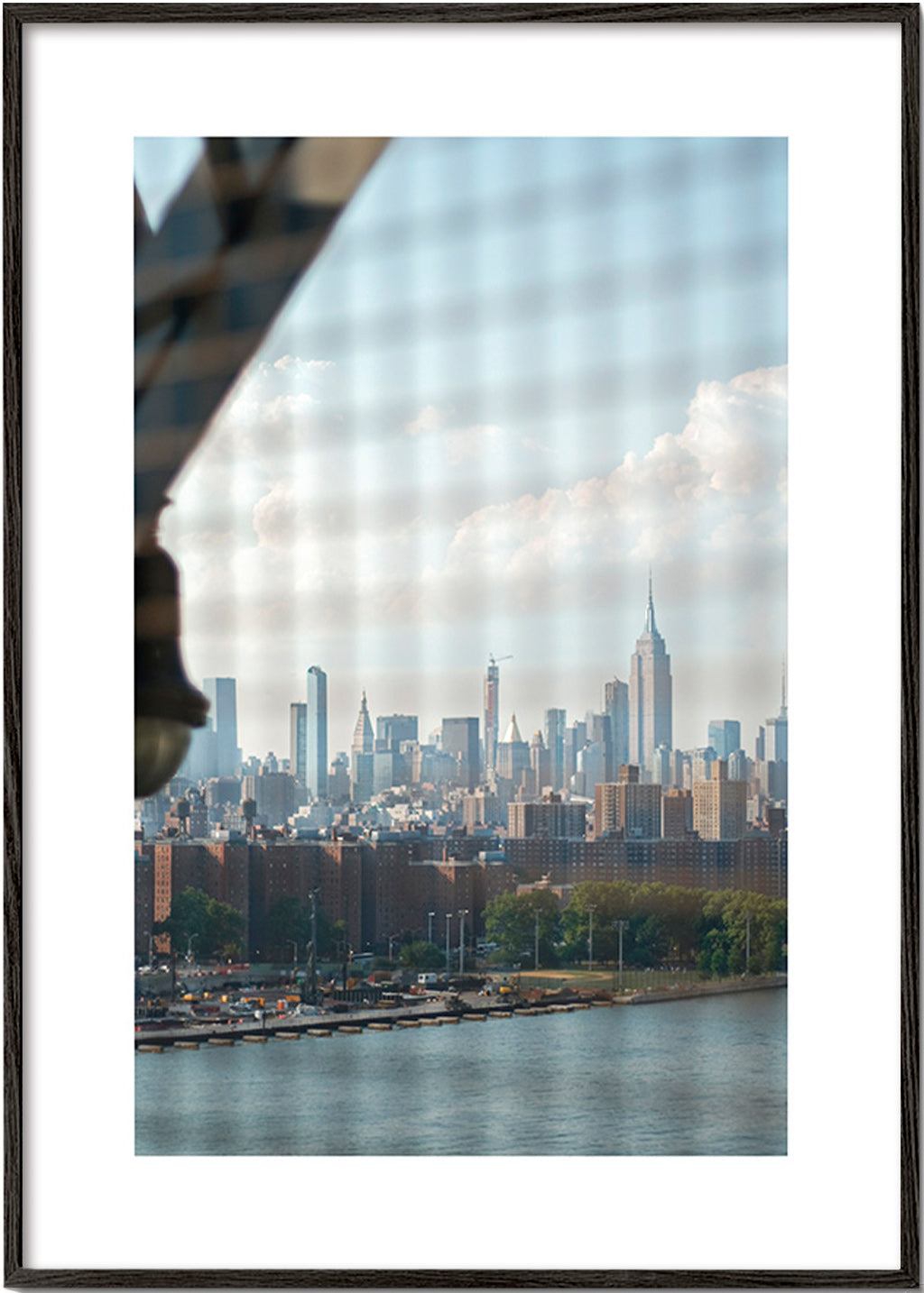 Stadtbild mit Skyline durch ein Fenster